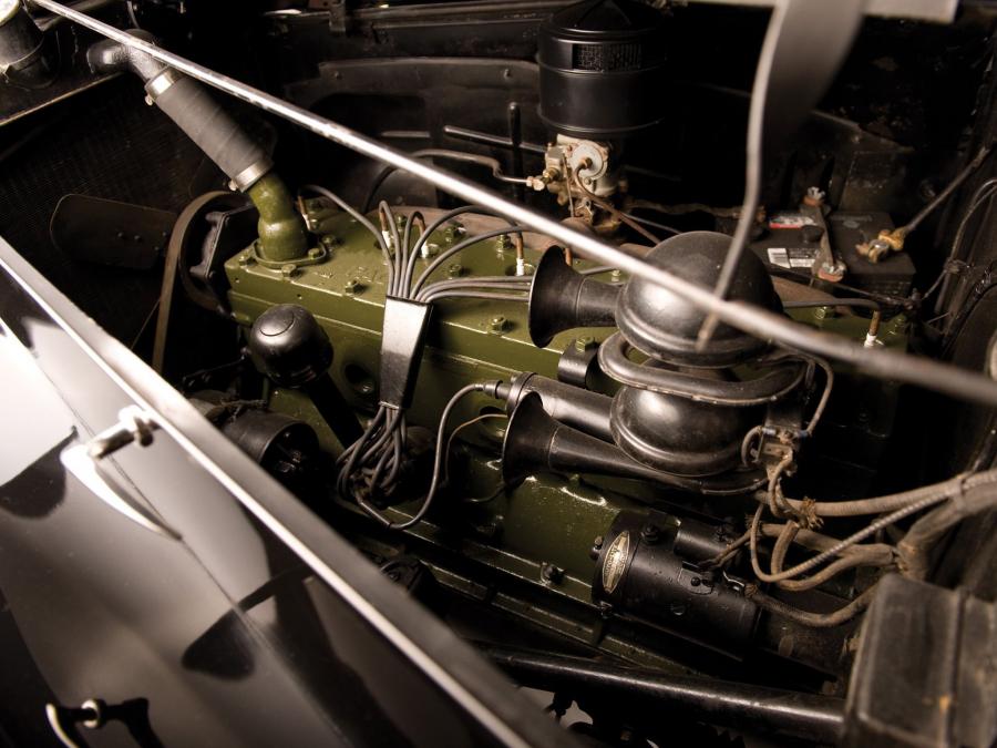 Packard Eight Convertible Victoria by Darrin 1938 года  (фото 11 из 17)